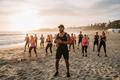 Entrenamiento en la playa al amanecer